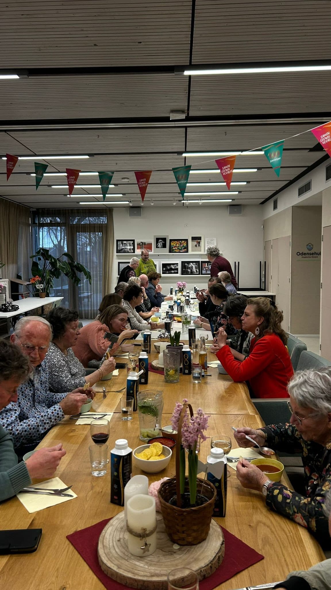 Mexicaanse avond: gezamenlijk diner aan een lange tafel met feestelijke vlaggetjes.