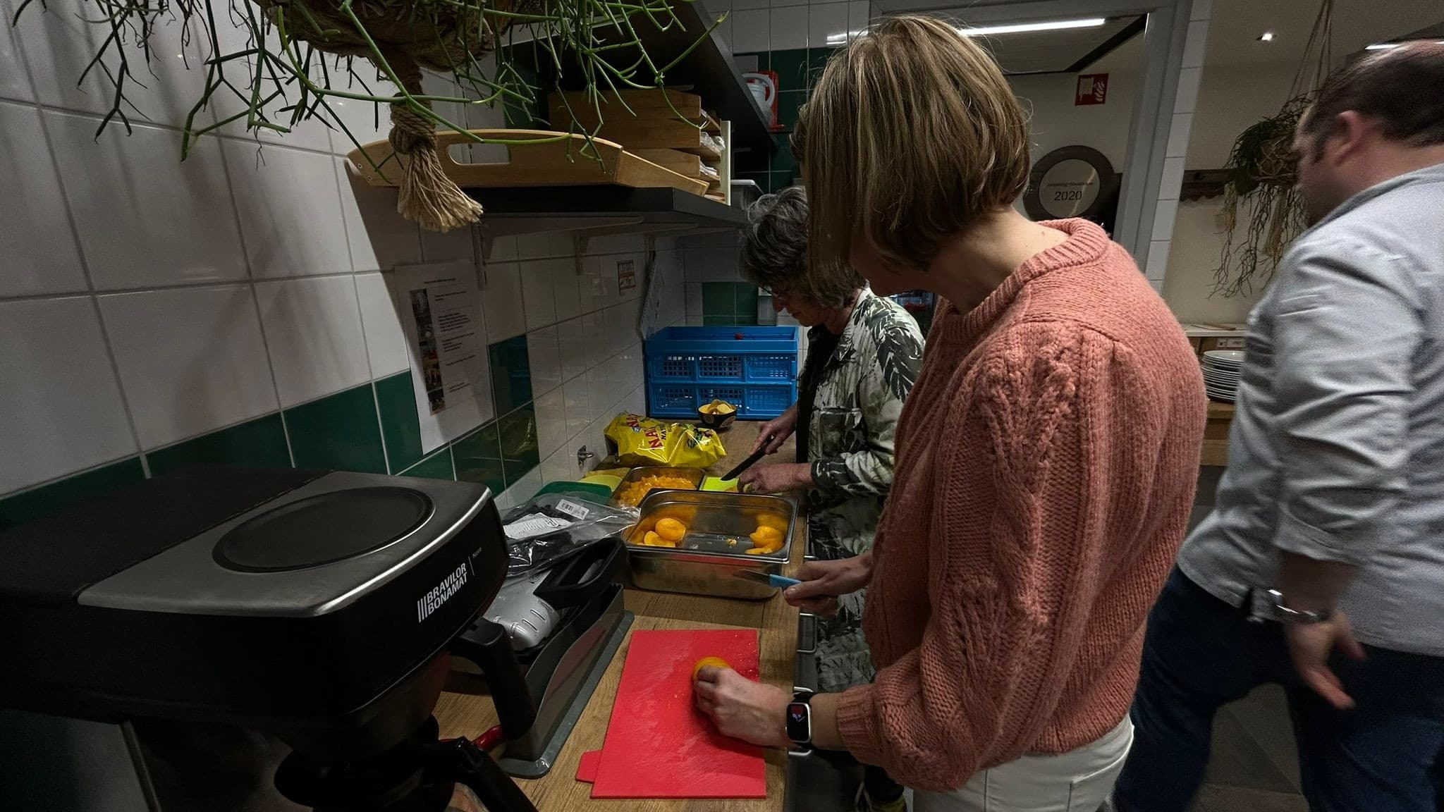 Mexicaanse avond: voorbereiding in de keuken met fruit, snacks en ingrediënten.