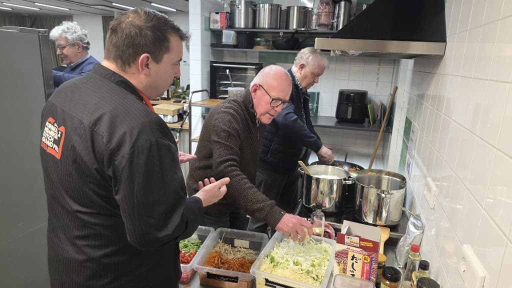 Oosterse avond: samen roerbakgroenten en bereiden in de keuken, met o.a. dashi en voorbereide groenten.